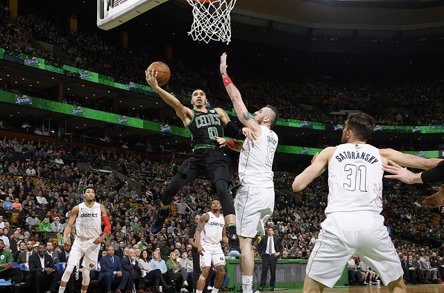  塔图姆绝杀三分创纪录，凯尔特人终结雄鹿七连胜  